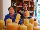 Melitta Olipic und Thomas Wittwer beim Herstellen von Bienenwachskerzen Melitta Olipic und Thomas Wittwer beim Herstellen von Bienenwachskerzen