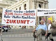 Mini-Demo vor dem Wiener Burgtheater: Martin Humer und Mitstreiter