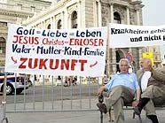 Mini-Demo vor dem Wiener Burgtheater: Martin Humer und Mitstreiter