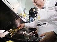 Bürgermeister Häupl als Eierspeis-Koch für den guten Zweck