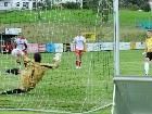 Ingo Türr verkürzt in der 31. Minute mit dem gut platzierten Elfer auf 1:2. Ingo Türr verkürzt in der 31. Minute mit dem gut platzierten Elfer auf 1:2.