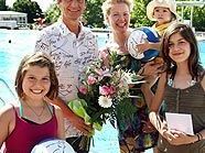Stadtrat Christian Oxonitsch gratuliert Familie Konrad im Laaerbergbad Stadtrat Christian Oxonitsch gratuliert Familie Konrad im Laaerbergbad