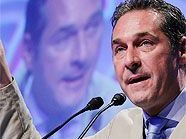 Zurück aus dem Urlaub ist FPÖ-Chef Heinz-Christian Strache wieder in seinem Element. Zurück aus dem Urlaub ist FPÖ-Chef Heinz-Christian Strache wieder in seinem Element.