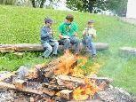 Am Lagerfeuer schmecken die Wurstnudeln am besten. Am Lagerfeuer schmecken die Wurstnudeln am besten.
