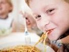 Auf Wunsch bekommen die Buben und Mädchen in der Schülerbetreuung des Vereins Tagesbetreuung ein warmes Mittagessen. Auf Wunsch bekommen die Buben und Mädchen in der Schülerbetreuung des Vereins Tagesbetreuung ein warmes Mittagessen.