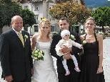 Betina Galehr und Christian Bitschnau präsentieren sich mit Töchterchen Laura als Brautpaar den Fotografen Betina Galehr und Christian Bitschnau präsentieren sich mit Töchterchen Laura als Brautpaar den Fotografen