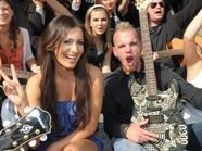 Die Moderatorin der ORF Talenteshow "HELDEN VON MORGEN", Rapstar, Soulqueen, Rocker oder Popstar?, Doris Golpashin mitten in einer Gruppe von Casting-Teilnehmern Die Moderatorin der ORF Talenteshow "HELDEN VON MORGEN", Rapstar, Soulqueen, Rocker oder Popstar?, Doris Golpashin mitten in einer Gruppe von Casting-Teilnehmern