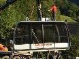 Die neue Kabine der Seilbahn Bezau wurde am vergangenen Freitag montiert, beobachtet von zahlreichen Interessierten. Die neue Kabine der Seilbahn Bezau wurde am vergangenen Freitag montiert, beobachtet von zahlreichen Interessierten.