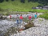 Es gibt ein herrliches Hochplateau und einen (schönen) Bach Es gibt ein herrliches Hochplateau und einen (schönen) Bach