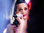 Katy Perry beehrt die Arena mit ihrer Anwesenheit.
