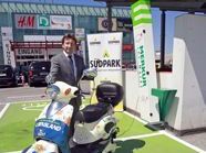 Mag. Markus Pichler, Managing Director von Unibail-Rodamco Österreich, präsentiert eine E-Tankstelle Mag. Markus Pichler, Managing Director von Unibail-Rodamco Österreich, präsentiert eine E-Tankstelle