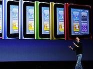 Steve Job präsentiert die neue Generation des iPod nano.