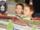 Begeisterte junge Besucher bei dem Modell-Eisenbahnfreunden Höchst.