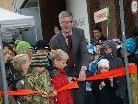 Bürgermeister Georg Fröwis zerschnitt das Band und übergab den Spielplatz den Kindern. Bürgermeister Georg Fröwis zerschnitt das Band und übergab den Spielplatz den Kindern.