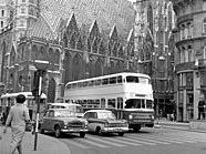 Ein Doppeldeckerbus vor dem Stephansdom im April 1960