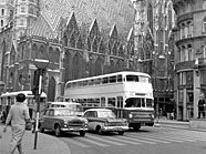 Ein Doppeldeckerbus vor dem Stephansdom im April 1960 Ein Doppeldeckerbus vor dem Stephansdom im April 1960
