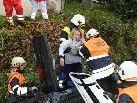 Nach dem geschaffenen Zugang mittels Schere und Spreizer wurden die Verletzten vorbildlich aus dem Auto geborgen. Nach dem geschaffenen Zugang mittels Schere und Spreizer wurden die Verletzten vorbildlich aus dem Auto geborgen.