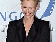 Wird demnächst 50 und hat damit kein Problem: Tilda Swinton. Wird demnächst 50 und hat damit kein Problem: Tilda Swinton.