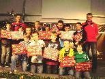 Die Nachwuchsmannschaften bekamen SCRA-Adventskalender überreicht, wie hier die U12 B mit den beiden "Vorweihnachtsmännern" Matthias Hopfer und Patrick Scherrer sowie Nachwuchsleiter Franz Stiegler und Trainer Martin Monz. Die Nachwuchsmannschaften bekamen SCRA-Adventskalender überreicht, wie hier die U12 B mit den beiden "Vorweihnachtsmännern" Matthias Hopfer und Patrick Scherrer sowie Nachwuchsleiter Franz Stiegler und Trainer Martin Monz.