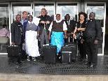 Die Theresian Sisters und Bischof Elmar Fischer am Flughafen Die Theresian Sisters und Bischof Elmar Fischer am Flughafen