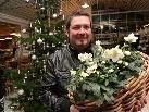 Floristikmeister Dieter Strezeck präsentiert Christrosen. Floristikmeister Dieter Strezeck präsentiert Christrosen.