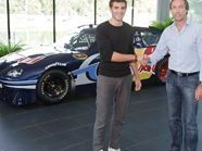 Lukas Übelacker aus Niederösterreich, Sieger der Studentenwertung bei der YPD-Challenge 2010, mit Red Bull Austria-GF Robert Hohensinn Lukas Übelacker aus Niederösterreich, Sieger der Studentenwertung bei der YPD-Challenge 2010, mit Red Bull Austria-GF Robert Hohensinn