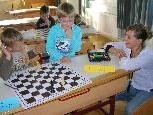 Sabrina Haid (r.) unterstützt Helmut Cyris beim Schachunterricht.