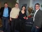 VFV-Abordnung Horst Elsner, Klaus Aberer und Peter Schneider mit Glücksfee Sabrina.