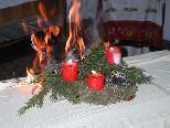 Brandgefährlich: Brennende Kerzen auf dem Adventkranz.
