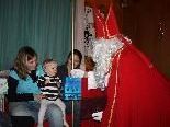 Die Kleinsten sehen den Nikolaus genau an und freuen sich über Geschenke Die Kleinsten sehen den Nikolaus genau an und freuen sich über Geschenke