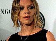 Ehe-Aus: Scarlett Johansson (26) und Ryan Reynolds (34) haben ihre Ehe in einer gemeinsamen Stellungnahme für gescheitert erklärt. Ehe-Aus: Scarlett Johansson (26) und Ryan Reynolds (34) haben ihre Ehe in einer gemeinsamen Stellungnahme für gescheitert erklärt.