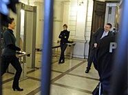 Der Prozess findet unter stärksten Sicherheitsvorkehrungen statt. Der Prozess findet unter stärksten Sicherheitsvorkehrungen statt.