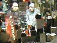 Die beiden Verdächtigen konnten beim Blick ins Schaufenster abgelichtet werden. Die beiden Verdächtigen konnten beim Blick ins Schaufenster abgelichtet werden.