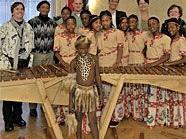 Landtagspräsidentin Klicka, Vizebürgermeisterin Brauner und Stadtrat Oxonitsch (von rechts nach links) empfingen im Rathaus die jungen Gäste der Masibambane College Marimba Band