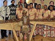 Landtagspräsidentin Klicka, Vizebürgermeisterin Brauner und Stadtrat Oxonitsch (von rechts nach links) empfingen im Rathaus die jungen Gäste der Masibambane College Marimba Band Landtagspräsidentin Klicka, Vizebürgermeisterin Brauner und Stadtrat Oxonitsch (von rechts nach links) empfingen im Rathaus die jungen Gäste der Masibambane College Marimba Band