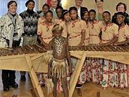 Landtagspräsidentin Klicka, Vizebürgermeisterin Brauner und Stadtrat Oxonitsch (von rechts nach links) empfingen im Rathaus die jungen Gäste der Masibambane College Marimba Band