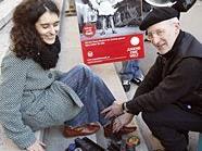 Weihbischof Scharl putzt Schuhe - und macht auf den "Tag der Straßenkinder" aufmerksam