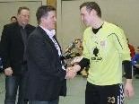 Wolfurt Bürgermeister Christian Natter überreicht FCD-Goalie Andreas Morscher den Pokal. Wolfurt Bürgermeister Christian Natter überreicht FCD-Goalie Andreas Morscher den Pokal.