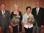 Chorleiter li. mit den Geehrten Christine und Herta sowie Obm. Toni Tschann Chorleiter li. mit den Geehrten Christine und Herta sowie Obm. Toni Tschann
