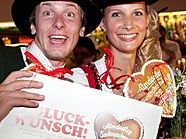 Das Almdudler Trachtenpärchen 2010, Andreas Peindl und Carina Pferschy eröffnet den Opernball 2011