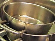 Der Polizist konnte dem nach ihm geworfenen Topf voll heißer Suppe ausweichen. Der Polizist konnte dem nach ihm geworfenen Topf voll heißer Suppe ausweichen.