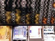 Der Räuber bediente sich selbst aus der Kasse. Der Räuber bediente sich selbst aus der Kasse.