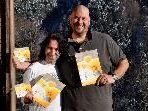 Diesmal überraschte Jumbo Schreiner bei seinem Besuch am Bürserberg Joe Fritsche mit Literatur für krebskranke Kinder. Diesmal überraschte Jumbo Schreiner bei seinem Besuch am Bürserberg Joe Fritsche mit Literatur für krebskranke Kinder.