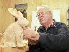 Holzbildhauer Wilfried Gehrer arbeitet an einem Hasen für die Ausstellung.