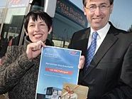 Olga Shepelyeva wird als 100.000 Fahrgast von SCS-Manager Anton Cech geehrt Olga Shepelyeva wird als 100.000 Fahrgast von SCS-Manager Anton Cech geehrt