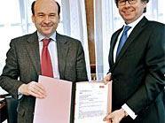 Operndirektor Dominique und ORF-Generaldirektor Alexander Wrabetz verlängerten den Vertrag.