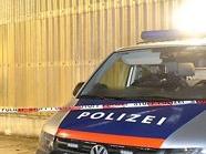 Polizei bei der Lagerhalle in Wien-Donaustadt