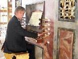 Prof. Bruno Oberhammer an der Orgel der Pfarrkirche Höchst