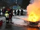 Spektakulär: das Löschen eines kleinen Brandherdes. Spektakulär: das Löschen eines kleinen Brandherdes.