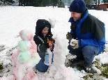 Väter und Kinder bauten gemeinsam "Kunstwerke" aus Schnee.